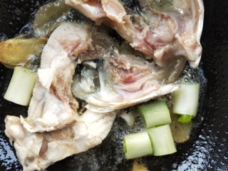 13、年年有余滋补牛肝菌鱼头汤,放入姜片葱段。