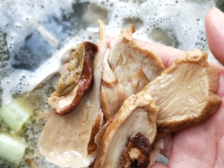 16、年年有余滋补牛肝菌鱼头汤,放牛肝菌。