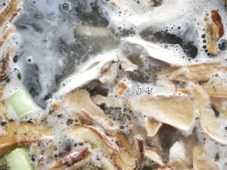 20、年年有余滋补牛肝菌鱼头汤,开大火煮沸。