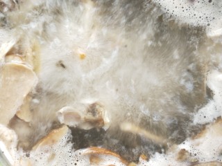 21、年年有余滋补牛肝菌鱼头汤,汤滚开，慢慢撇去浮沫，中小火慢炖四十分钟。