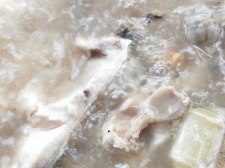 22、年年有余滋补牛肝菌鱼头汤,加适量盐，少许鸡精，即可用汤碗盛出。