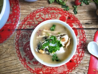 23、年年有余滋补牛肝菌鱼头汤,滋补，营养鱼头汤好了。