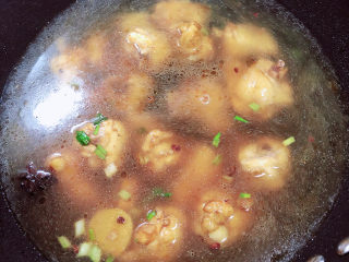 12、小鸡炖蘑菇粉条,倒入600ml水，大火加热烧开锅。盖盖儿中火炖煮10分钟。