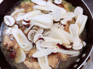 13、小鸡炖蘑菇粉条,鸡翅根5成熟时，放入松茸，继续炖煮10分钟。