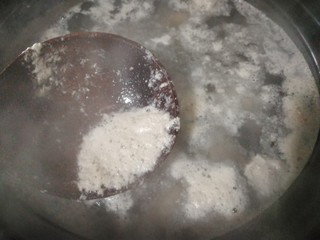 5、红枣枸杞骨头汤,用勺子慢慢把上面的血泡舀出来，再继续煮