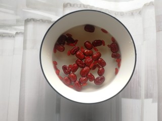 7、红枣枸杞骨头汤,红枣和枸杞泡下