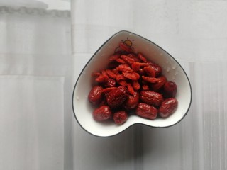 8、红枣枸杞骨头汤,清洗干净