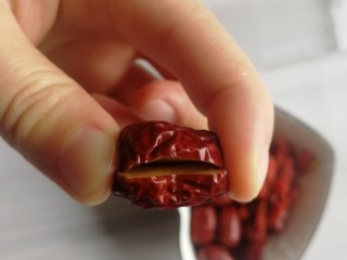 9、红枣枸杞骨头汤,红枣用小刀划个小口子，这样方便营养吸收