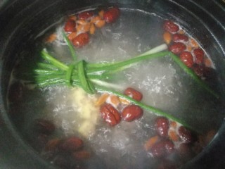 11、红枣枸杞骨头汤,然后把所有配料放进锅里，不要马上盖锅盖，大火煮上5分钟，这样可以去腥味