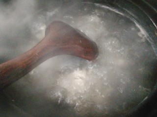 10、红枣枸杞骨头汤,煮过一阵锅里还会有血泡，一边煮一边舀血泡，直到干净