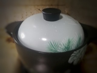 12、红枣枸杞骨头汤,5分钟后再盖上锅盖，关小火炖