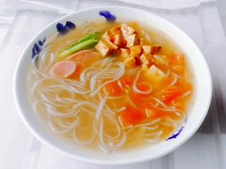 15、红枣枸杞骨头汤,加点骨头汤煮粉，那滋味，嗦粉上了境界，完美