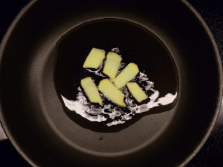 6、青椒炒猪肝,热锅冷油,下姜片爆香