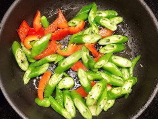 11、青椒炒猪肝,放入辣椒