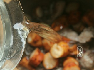 10、清热祛湿汤~土茯苓赤小豆汤,放入适量清水。(水量：大约2L左右)盖上盖子。大火沸腾后转小火煲1.5小时。