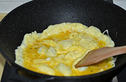 5、韭菜盒子,鸡蛋打散后入锅炒熟,炒散.