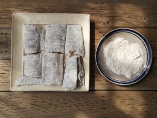 4、红烧带鱼,将腌好的带鱼表面均匀裹一层薄薄的裹炸粉。