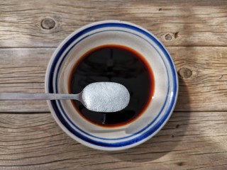 5、红烧带鱼,用2勺味极鲜酱油，1勺红烧酱油，1勺白糖，2勺米醋，1勺高度白酒，搅匀调成料汁。