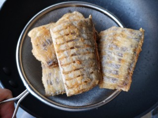 9、红烧带鱼,沥油捞出。