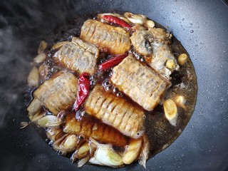 12、红烧带鱼,再加入适量的热水（刚能没过鱼为宜）大火煮开。