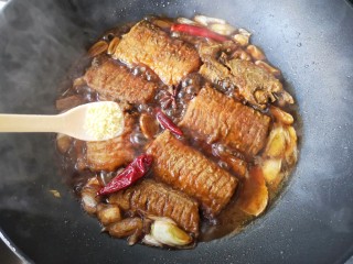 13、红烧带鱼,盖上锅盖，转中火焖煮8-10分钟，开启锅盖尝一下汤汁咸淡，再根据个人口味适当加盐或鸡精。（味极鲜酱油和红烧酱油已经有咸味，加盐请慎重！）