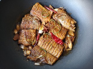 14、红烧带鱼,最后大火收汁即可。