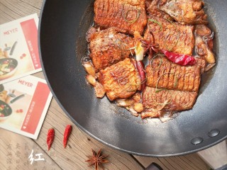 17、红烧带鱼,好的材质决定好的品质，MEYER锅采用矿物材质内外不粘，煎炸炒炖健康无烟，让你爱上下厨的乐趣。