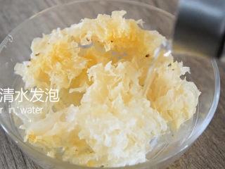 1、银耳莲子汤烹饪手法，滋阴润肺功效可比燕窝,倒入清水发泡
