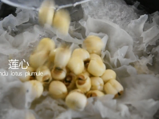 5、银耳莲子汤烹饪手法，滋阴润肺功效可比燕窝,倒入适量的莲心、枸杞、红枣、冰糖