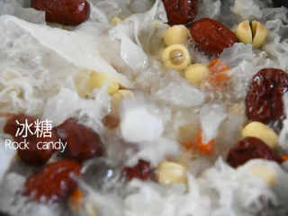 6、银耳莲子汤烹饪手法，滋阴润肺功效可比燕窝,均匀搅拌