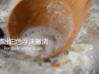 7、银耳莲子汤烹饪手法，滋阴润肺功效可比燕窝,煮出白色浮沫撇清