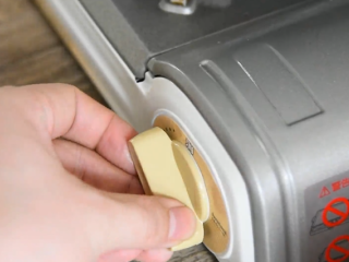 8、银耳莲子汤烹饪手法，滋阴润肺功效可比燕窝,调至文火煮30分钟，银耳汤变稠即可关火