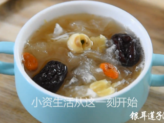 9、银耳莲子汤烹饪手法，滋阴润肺功效可比燕窝,银耳莲子汤有较强的滋补健身功能，是传统的滋阴润燥和润肤的养颜佳品