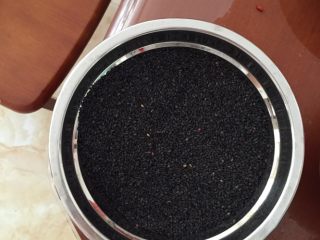 1、阿胶糕,黑芝麻炒下，也可以不炒