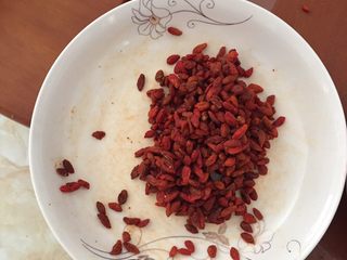 2、阿胶糕,枸杞洗下.用纸吸干水份