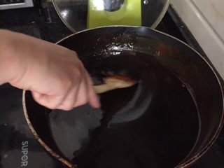 6、阿胶糕,用不粘锅放黄酒，冰糖，阿胶粉（阿胶块的弄碎要用黄酒浸泡过夜）！一起搅拌均匀，开大火煮下转小火一边煮一边不停搅拌，以免糊了……