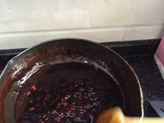 8、阿胶糕,可以关火先放枸杞，搅拌每个枸杞都粘有阿胶