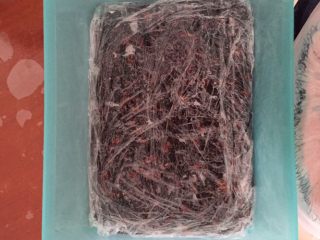 12、阿胶糕,拿了小箱子，够深！垫上保鲜膜！放入搅拌好的，铺平！一边弄下保鲜膜拿个平的东西压平，再弄另一边，把保鲜膜全部铺下来包好就压实！等放凉了放入冰箱冷冻……成块了就可以拿出来切块了！切好的拿饭盒或保鲜盒子来装，放冰箱！要吃就拿出来吃！