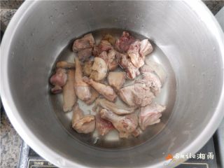 2、当归鸽子汤,锅中放入小半锅清水煮开，下入鸽子，焯出血水，捞出入凉水洗净。