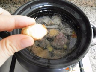 4、当归鸽子汤,放姜2片。