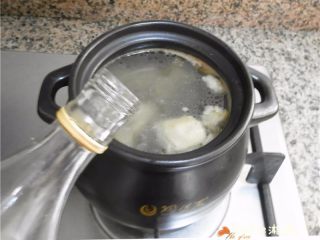 5、当归鸽子汤,倒入料酒1小勺，开大火煮。