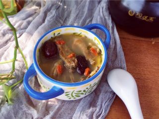 14、当归鸽子汤,喝汤食肉、每日1次、连续7-10天。