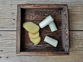 3、梅子排骨,葱切段、姜切片。