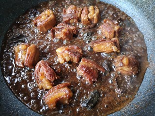 16、梅子排骨,待排骨酥烂，大火收汁，出锅，摆盘。