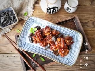 18、梅子排骨,可口的话梅肉和肥腻适中的排骨在一起焖制，别有风味，倍受人们喜爱。