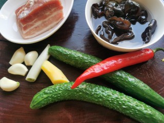 1、黄瓜木耳炒肉,准备所需食材。