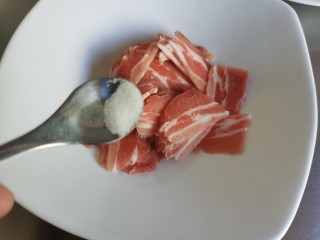 3、黄瓜木耳炒肉,敲重点：要想让肉片炒好后又嫩又滑，肉不要直接炒，需要将肉片提前腌制一下。先向肉片里加入少许盐。
