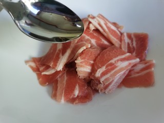 4、黄瓜木耳炒肉,加入一勺料酒。