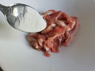 6、黄瓜木耳炒肉,再加入适量的湿淀粉抓匀，最后加入一勺食用油抓匀，利用肉片腌制的时间，可以把蔬菜切一下。