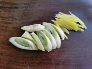 9、黄瓜木耳炒肉,葱姜切成丝，大蒜切片。